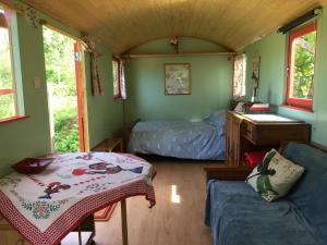 Rosa the Cosy Cabin - Gypsy Wagon - Shepherds Hut, RIVER VIEWS Off-grid eco living
