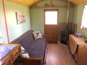 Rosa the Cosy Cabin - Gypsy Wagon - Shepherds Hut, RIVER VIEWS Off-grid eco living