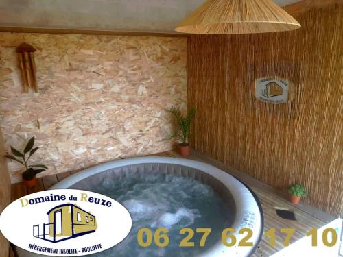 Roulotte et Jacuzzi de Rachel au Domaine du Reuze
