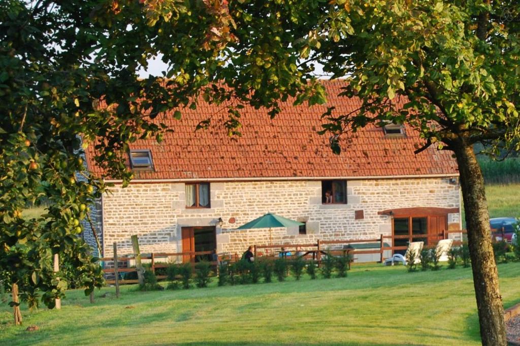 Rustic and spacious converted Barn Les Basses Beaulinges, Chalandrey, 50540 Isigny-le-Buat