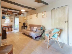 Rustic Cottage in Oppede with Shared Pool