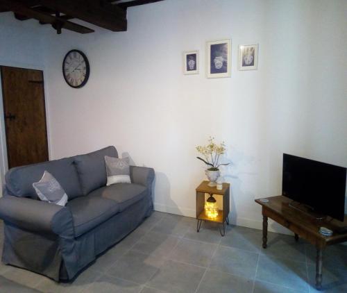 Rustic Gites - sleeps 10 with private pool near Chef Boutonne