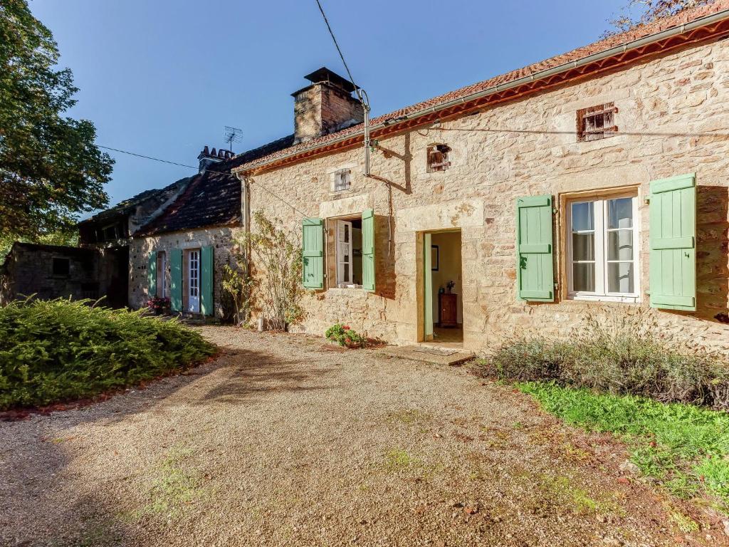 Maison de vacances Rustic Holiday Home In the Forest Saint Caprais 2 bedrooms 4 person  46250 Saint-Caprais