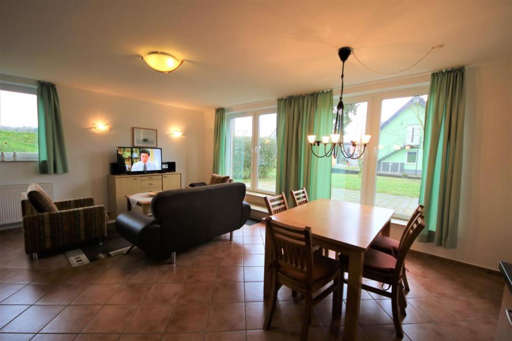 Maison de vacances S 42 B - Ferienhaus mit Terasse und grossem Garten an der Mueritz Seebadstraße 42 17207 Röbel