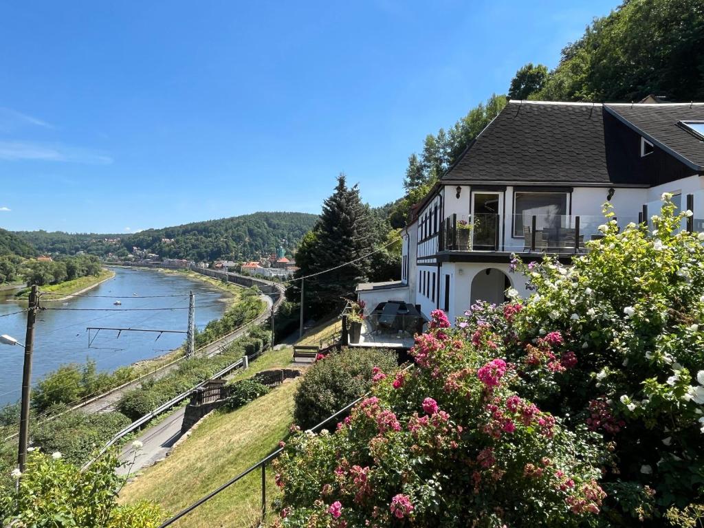 Maison de vacances Saechsische-Schweiz-Ferienhaus-Wohnung-1-mit-Elbblick-Sauna-und-Kamin Elbhäuser Weg 7 01824 Königstein