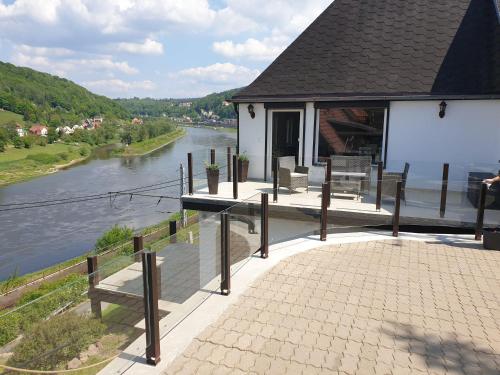 Saechsische-Schweiz-Ferienhaus-Wohnung-1-mit-Elbblick-Sauna-und-Kamin