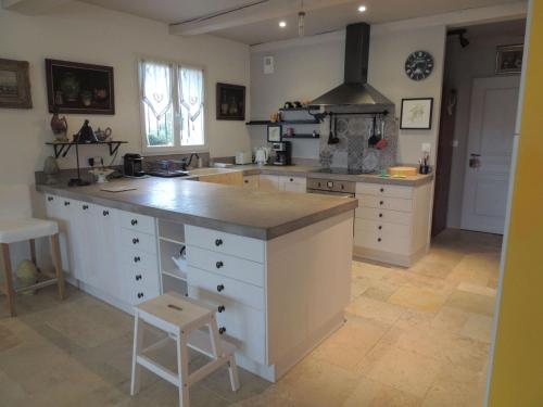 Scenic holiday home in Vaison-la-Romaine with garden