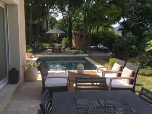 Scenic holiday home in Vaison-la-Romaine with garden