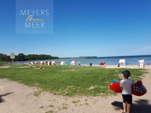 Maison de vacances Schwarzes Holzferienhaus mit Sauna -- L I E B L I N G S P L A T Z -- an der Ostsee, Zierow bei Wismar, Strand 500m, alles inklusive 12 Bernsteinring 23968 Zierow Mecklembourg-Poméranie