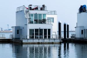Schwimmendes Haus am Pier