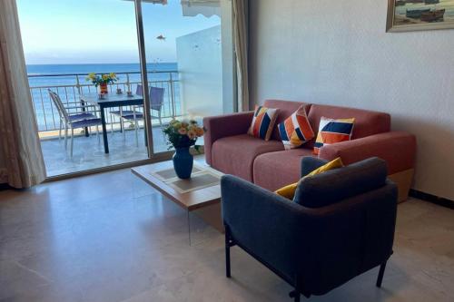 Seafront one bedroom apartment with a terrasse swimming pool and a parking