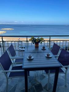 Seafront one bedroom apartment with a terrasse swimming pool and a parking