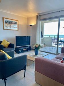 Seafront one bedroom apartment with a terrasse swimming pool and a parking