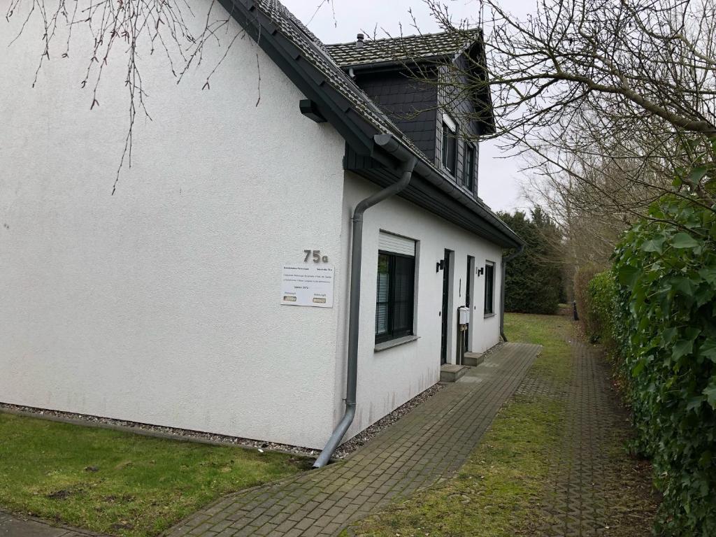 Maison de vacances Seestr 75 a Haus A links Seestr. 75 a Haus A ( links ) 18374 Zingst