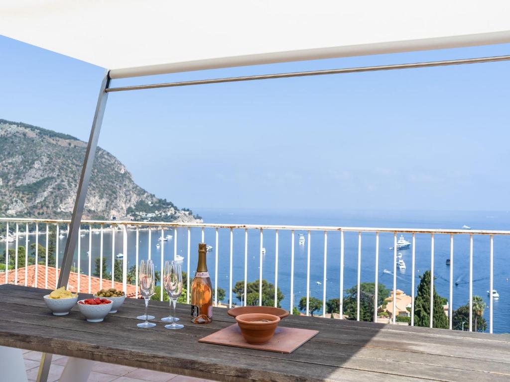 Maison de vacances Semi detached villa with private pool and sublime views 400 meters from the sea  06360 Èze