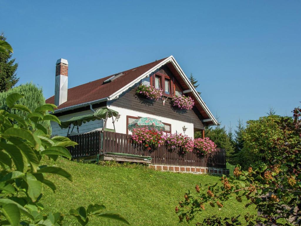 Serene Holiday Home in Altenfeld with Private Terrace , 98701 Altenfeld