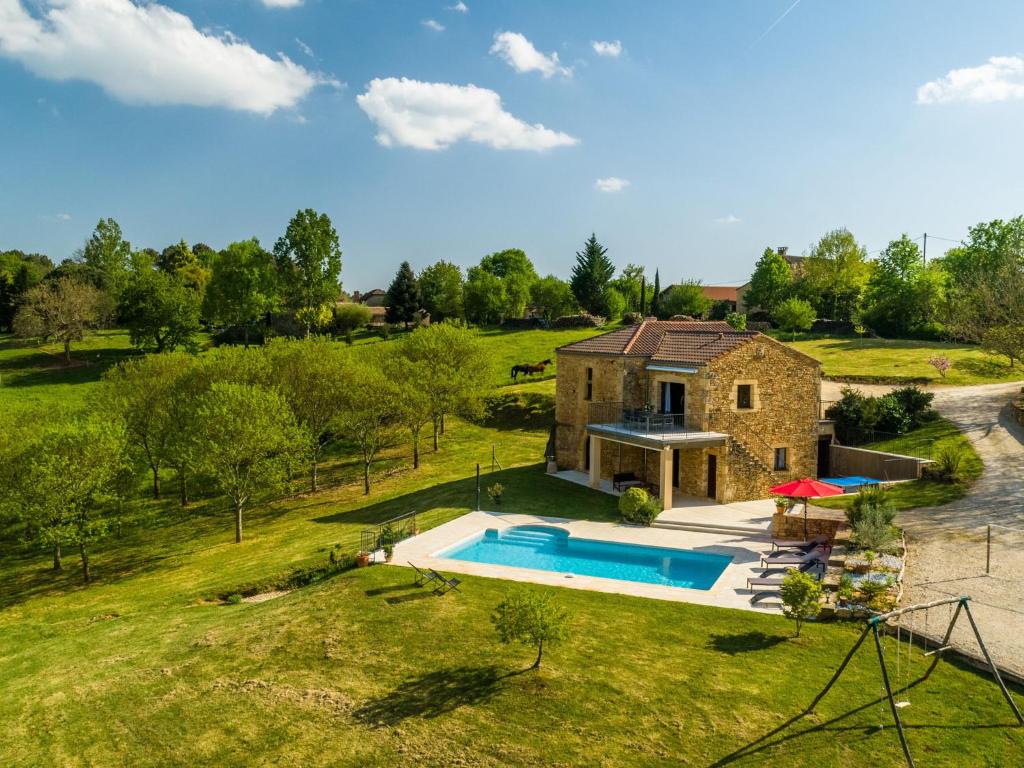 Maison de vacances Serene Holiday Home in Mazeyrolles with Swimming Pool  24550 Mazeyrolles