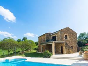 Maison de vacances Serene Holiday Home in Mazeyrolles with Swimming Pool  24550 Mazeyrolles Aquitaine