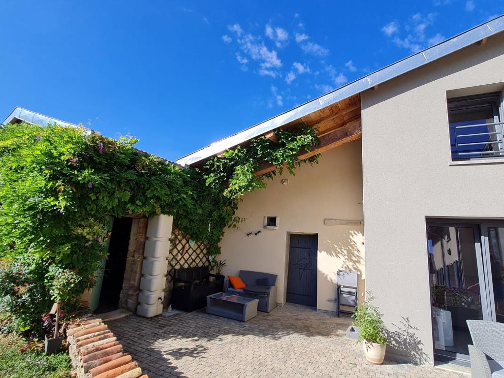 Serene Holiday Home in Pradons with Swimming Pool 7120 Pradons