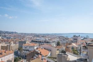 SERRENDY 3-bedroom apartment only steps away from the heart of the city