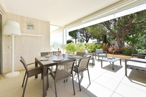SERRENDY Luxury accommodation large terrace walk to the beaches