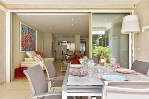 SERRENDY Luxury accommodation large terrace walk to the beaches