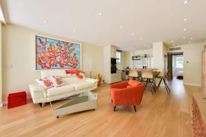 SERRENDY Luxury accommodation large terrace walk to the beaches