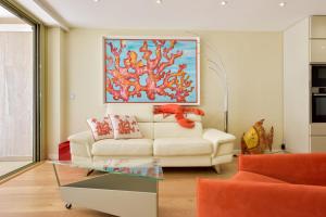 SERRENDY Luxury accommodation large terrace walk to the beaches