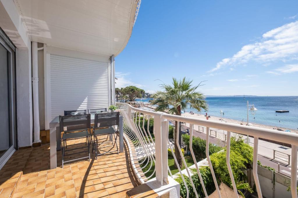 Maison de vacances SERRENDY  RARE !  Superbe appartement avec vue sur la mer  128 boulevard Eugène Gazagnaire 06400 Cannes