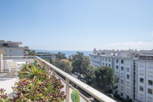 SERRENDY  Rare !  TOIT-TERRASSE VUE MER à 4 min à pied de la Croisette