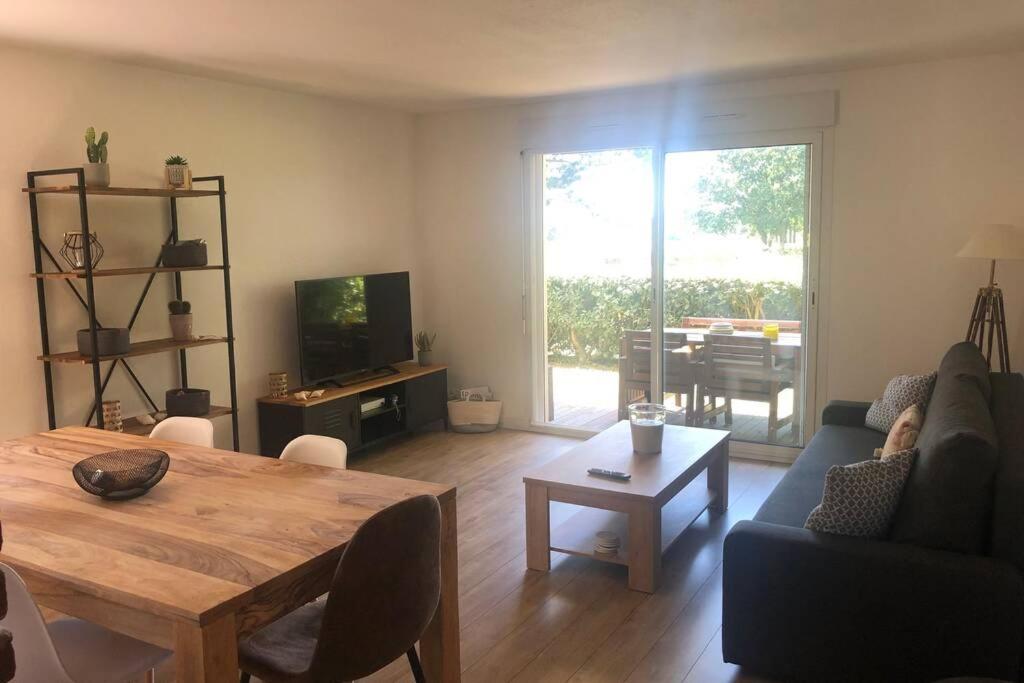 Simplistic holiday home in Saint Savinien with garden