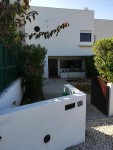 Maison de vacances Sintra/Colares Beach House with Mountain View Rua dos Afoitos 28 Praia das Maçãs 2705-293 Sintra -1