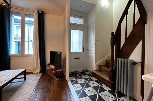 Small house on 2 levels near the heart of town and its interior terraces