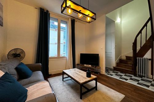Small house on 2 levels near the heart of town and its interior terraces