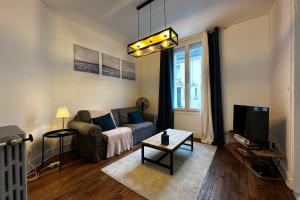 Small house on 2 levels near the heart of town and its interior terraces