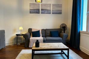 Small house on 2 levels near the heart of town and its interior terraces