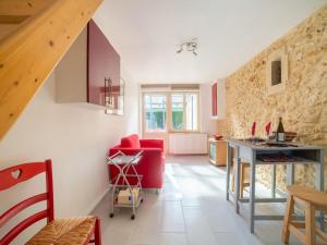 Snug holiday home in Bergerac with terrace