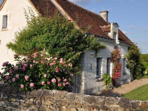 Snug Holiday Home in Chambourg Sur Indre with Pool