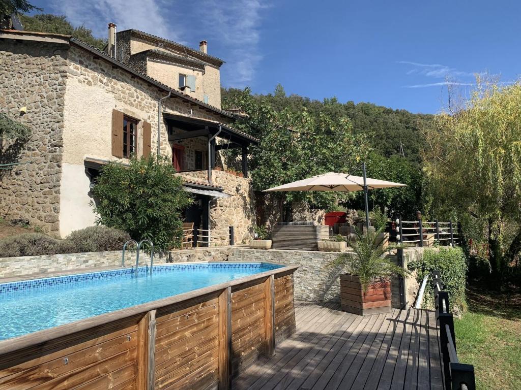 Maison de vacances Snug holiday home in Duni re Sur Eyrieux with swimming pool  7360 Saint-Fortunat-sur-Eyrieux