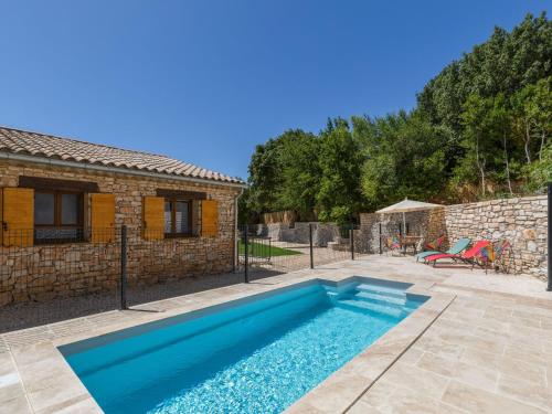 Snug Holiday Home in Orgnac l Aven with Swimming Pool