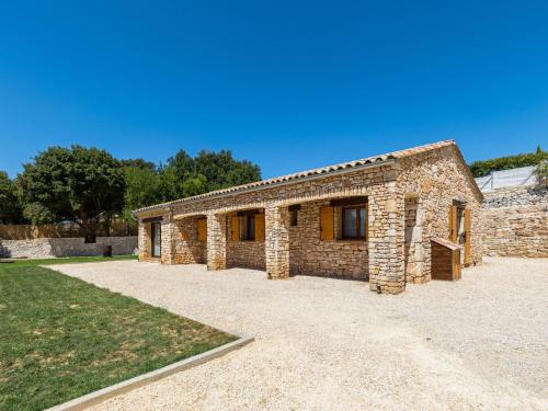 Snug Holiday Home in Orgnac l Aven with Swimming Pool