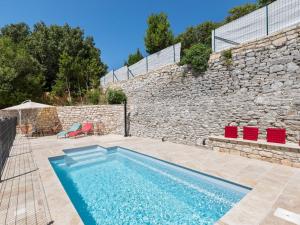Snug Holiday Home in Orgnac l Aven with Swimming Pool