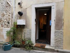 Snug holiday home in Saint Chinian with fireplace