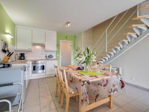 Snug Holiday Home in Wimereux North France with Garden
