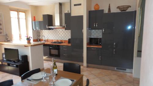 spacieux logement face à la Cité Médievale