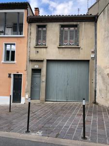 spacieux logement face à la Cité Médievale