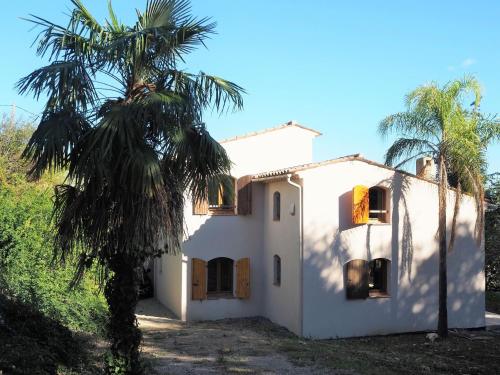 Spacious and comfortable holiday home with private garden, Le Tignet