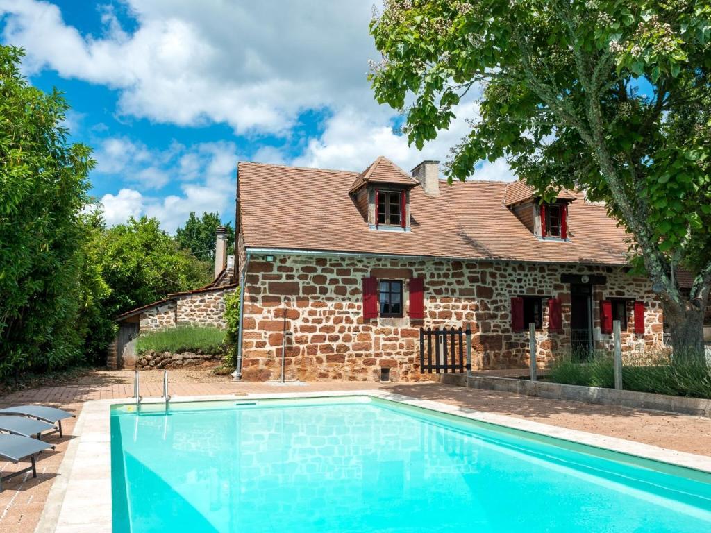 Spacious authentic farmhouse in a hamlet with magnificent view and pool , 24390 Teillots