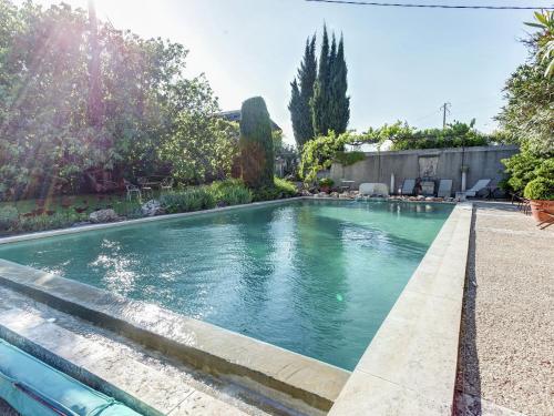 Spacious Cottage in Oppede with Swimming Pool