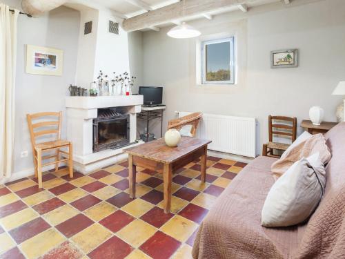 Spacious Cottage in Oppede with Swimming Pool